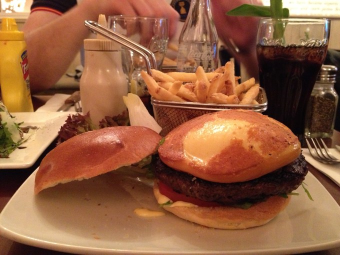 Isso em cima da carne é uma camada generosa de Bavarian cheese / This up in the meat is a good slice of Bavarian cheese. :))