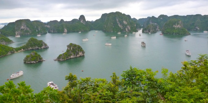 Isso é Halong Bay. This is Halong Bay.