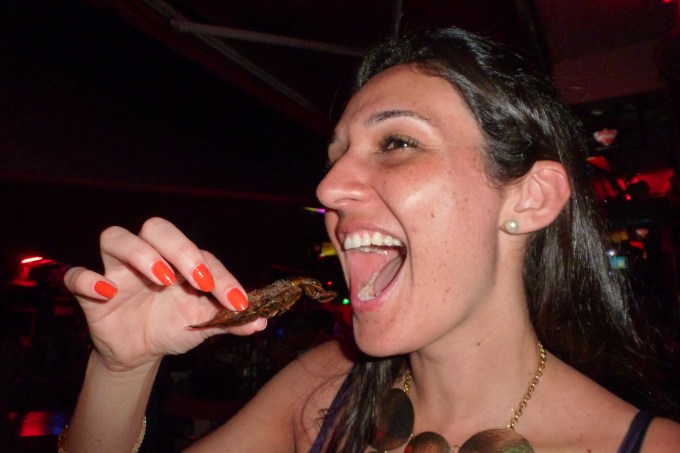 Eu experimentei!! hahaha... Brincadeira!! NUNCA!! Isso era uma baratona!!!!! I tried!!!! looool... Just kidding!! NEVER!!! This was a big cockroach!!!!!