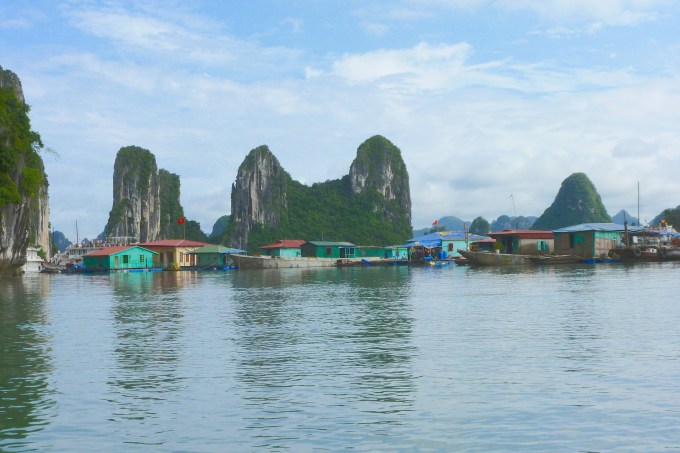 Aldeias flutuantes. Muita gente mora assim. Floating villages. Many people live like this.