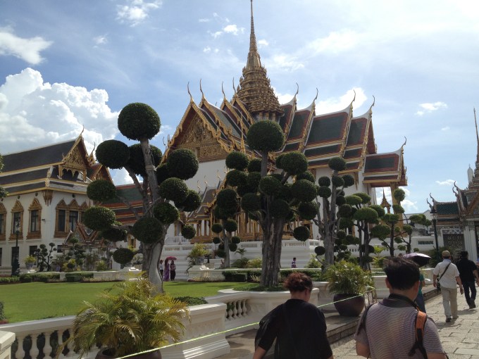 Grand Palace. O mais lindo. Só pode entrar com saia/calça abaixo do joelho e os ombros cobertos. Pashmina NÃO é suficiente. Eles alugam camisas e sarongs na entrada para quem quiser. Eu aluguei uma camisa. Isso vale para Mulheres e Homens!! Grand Palace. The most beautiful one. Is only allowed to get in with skirt/trouser under the knees and covering the shoulder. Pashmina is NOT enough. They rent shirts and sarongs in the entrance for those who wants. I rented a shirt. This is valid for Women and Men!