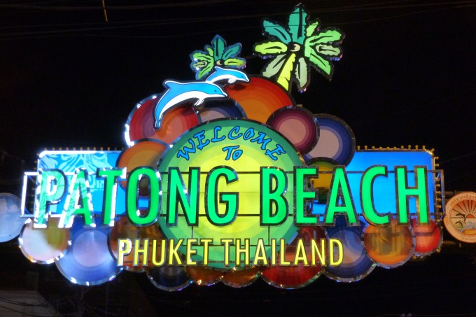 Essa praia foi destruída pelo Tsunami em 2004. Reconstruíram tudo. E é lá que tem a noite mais loka que eu já fui até hoje. Tem a descrição na foto abaixo. This beach was destroyed by the Tsunami in 2004. They rebuild everything. And there happens the craziest night life I've ever seen so far. Read the description in the picture below.