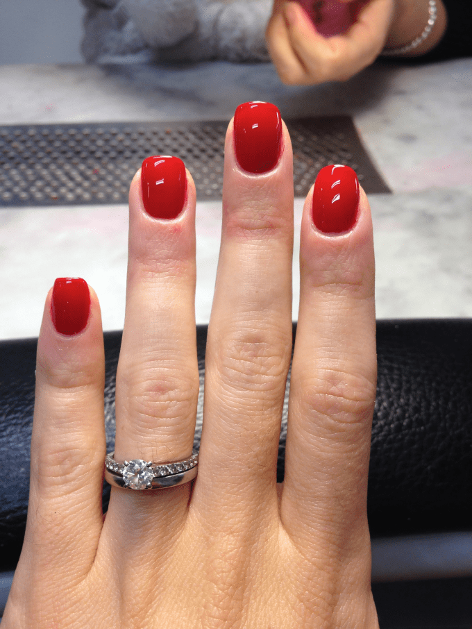 Unha pronta e molhada.