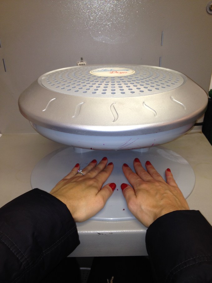 No secador. Nunca vi dar bolinha.