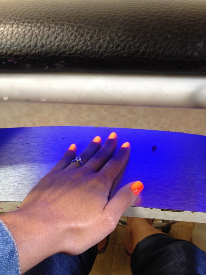 Cada vez que um mão está pronta colocamos a mesma num secador com neon embaixo da mesa enquanto a outra está sendo pintada.