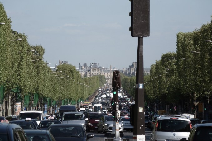 Louvre down in the end of Champs Elysées O Louvre lá no final da Champs Elysées