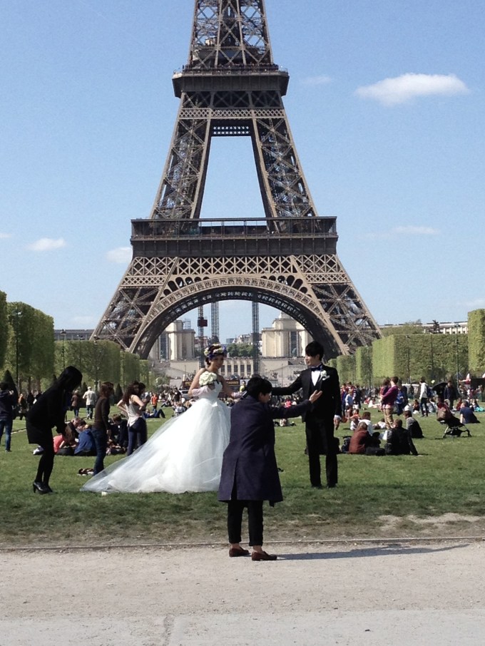 One of the 1.000 couples that take pictures at the Eiffel Tour per day! Um dos 1.000 casais que tiram foto na Torre Eiffel por dia!